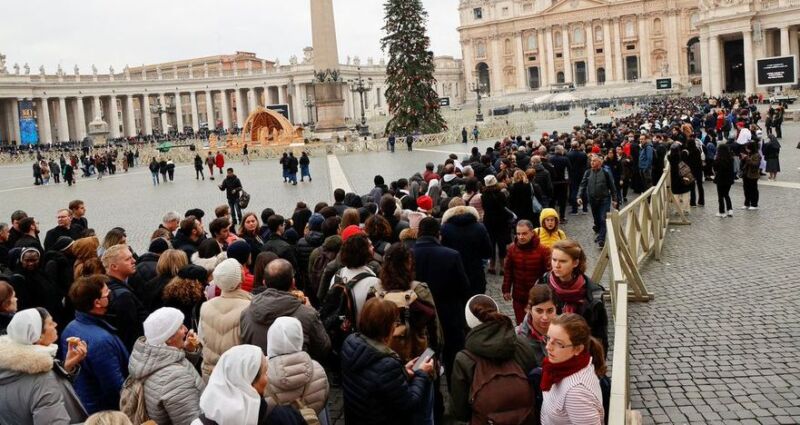 Esperas de hasta tres horas para despedir a Benedicto XVI 