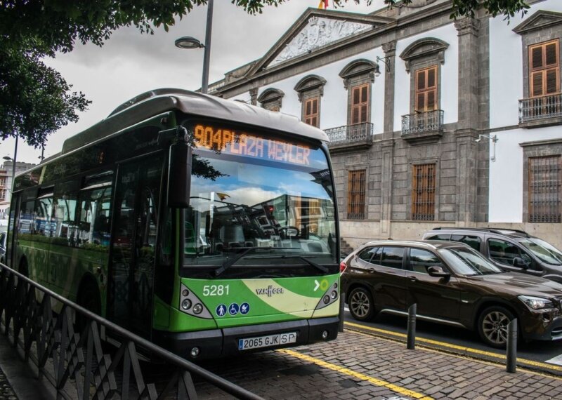 Guaguas urbanas de Titsa en Santa Cruz de Tenerife. Imagen Ayuntamiento de Santa Cruz de Tenerife (archivo)