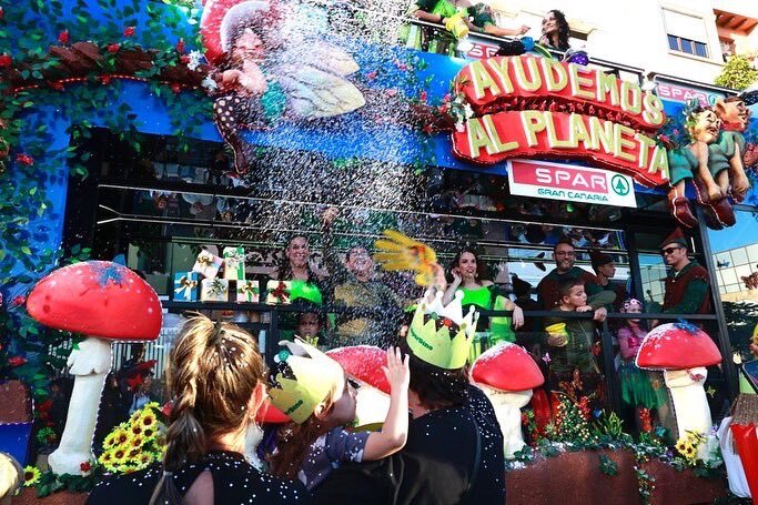 La cabalgata de los Reyes Magos en Canarias brilla de ilusión