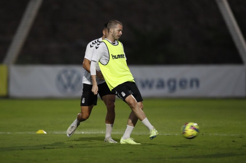 Kirian anuncia que ha superado el linfoma de Hodgkin y recupera su dorsal. En la imagen Kirian Rodríguez durante un entrenamiento en diciembre / UD Las Palmas. 