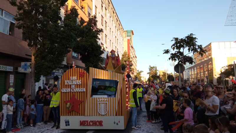 La cabalgata de los Reyes Magos en Canarias brilla de ilusión