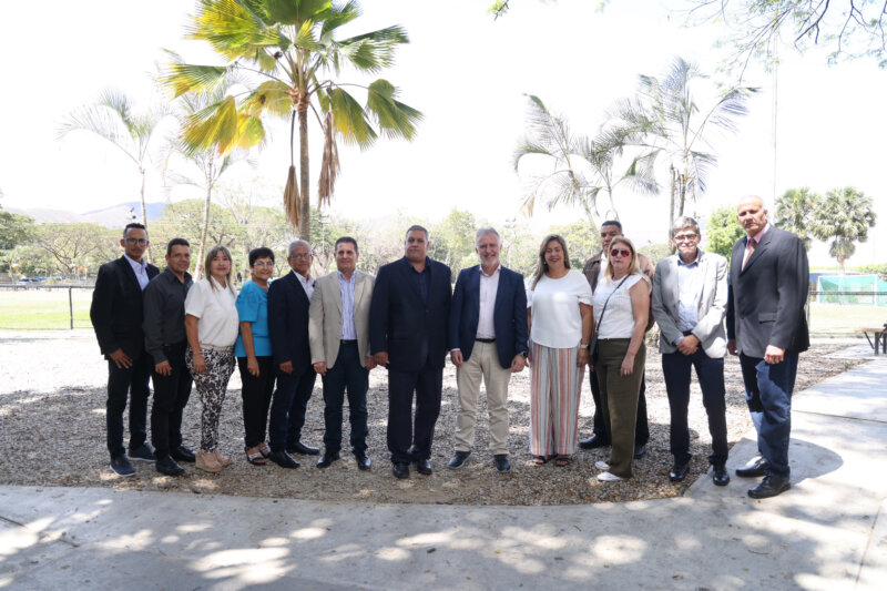 Torres visita las instalaciones del Hogar Hispano de Valencia, en Venezuela