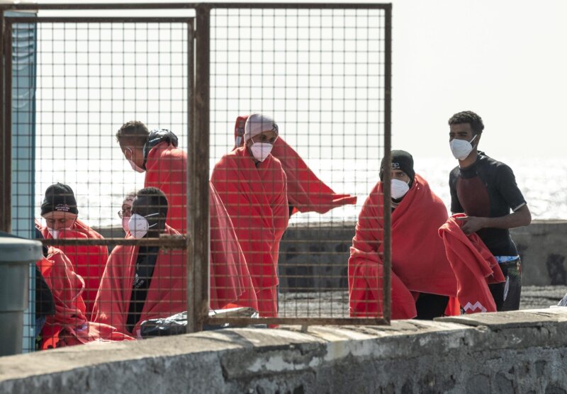 Salvamento rescata a 43 personas en una patera próxima a Lanzarote