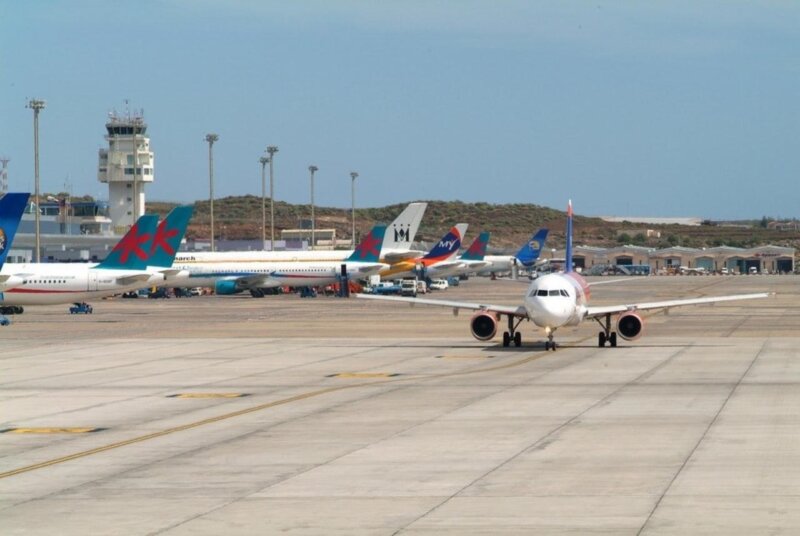 Aviones en el aeropuerto de Tenerife Sur