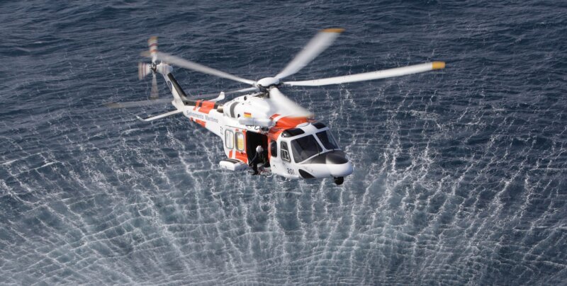 Salvamento Marítimo rescata ilesa a una submarinista en apuros en la Playa Las Eras (Tenerife)