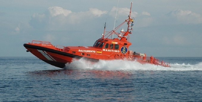 Rescatan a 53 personas a bordo de una patera a la deriva al este de Fuerteventura