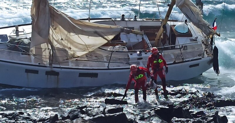 Encalla un velero con tres tripulantes en Lanzarote