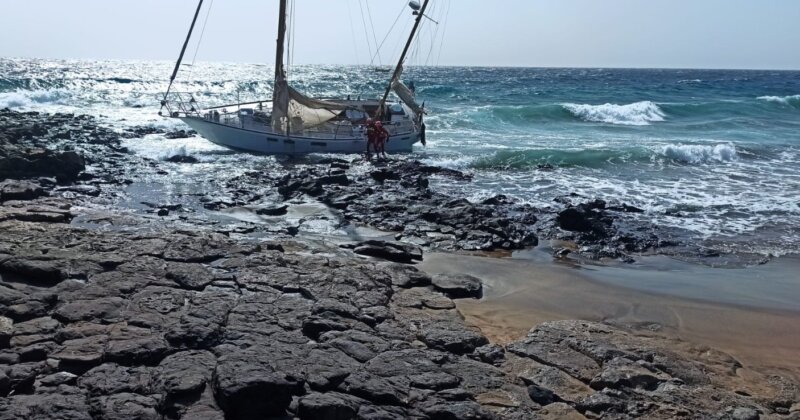 Encalla un velero con tres tripulantes en Lanzarote