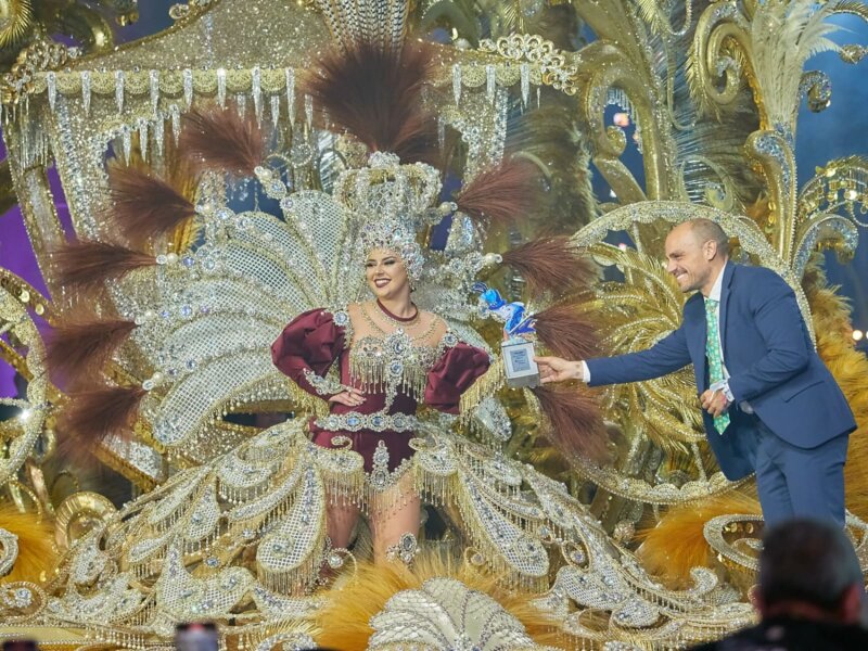 Adriana Peña Fumero recibe el cetro a Reina del Carnaval 2023 en Santa Cruz de Tenerife