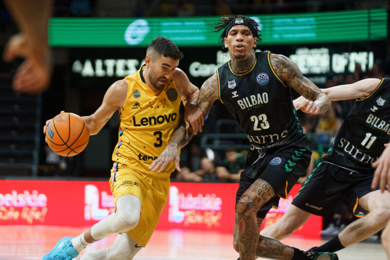 El base del Lenovo Tenerife Jaime Fernández intenta superar al pívot del Bilbao Basket Michale Kyser, durante un encuentro en el pabellón Santiago Martín de La Laguna