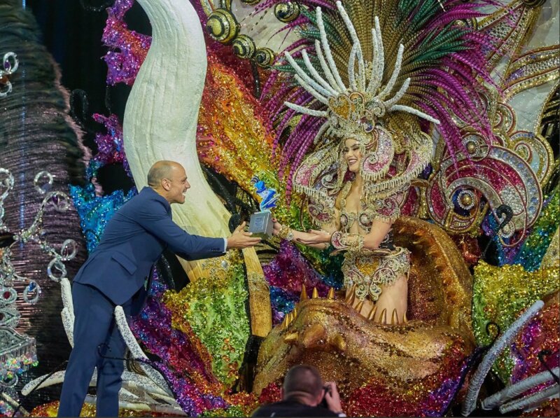 Adriana Peña Fumero recibe el cetro a Reina del Carnaval 2023 en Santa Cruz de Tenerife