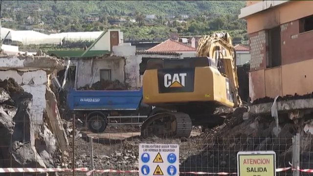 La maquinaria pesada vuelve a unir la Cruz Chica con el cruce de La Laguna en La Palma