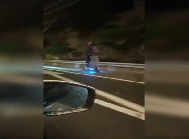 Una persona en patinete circula a 80 km/h por la GC-1