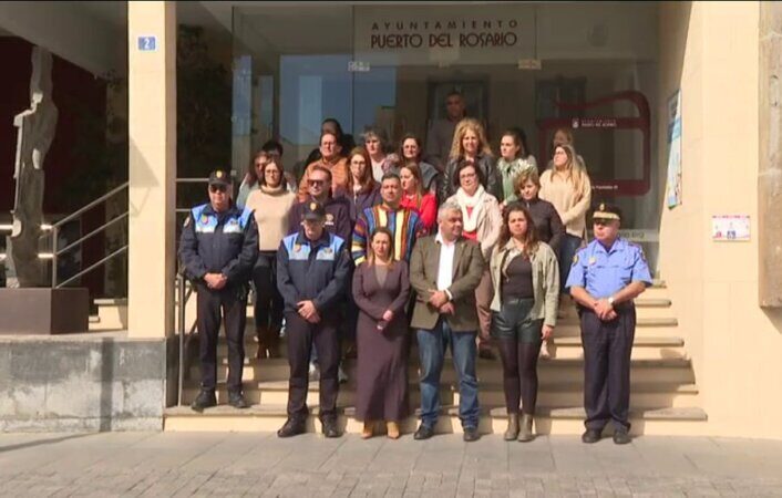 Las instituciones canarias guardan cinco minutos de silencio en el aniversario del inicio de la guerra en Ucrania