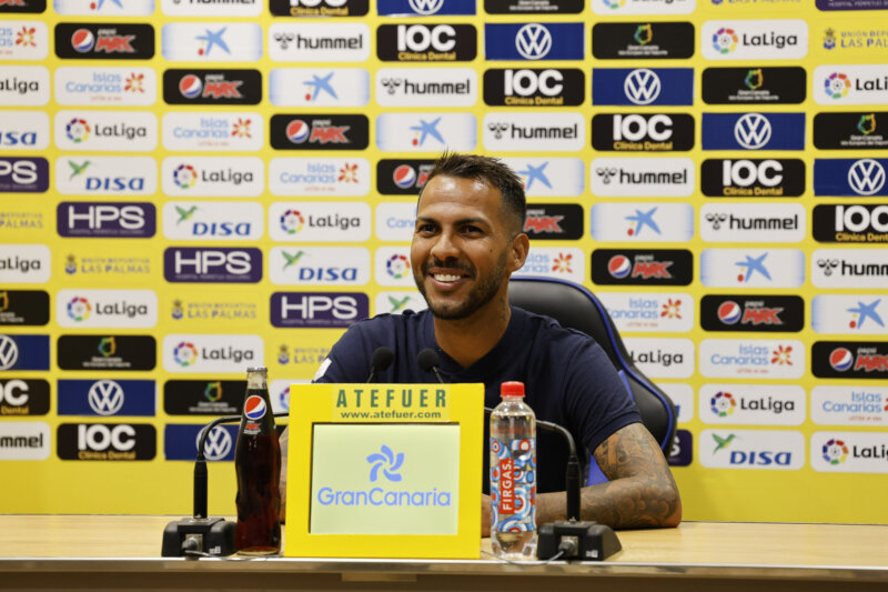 Jonathan Viera asegura que la UD Las Palmas se juega "mucho más" en el derbi