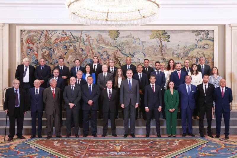 El Tenerife entrega a Felipe VI una camiseta con su nombre por el centenario