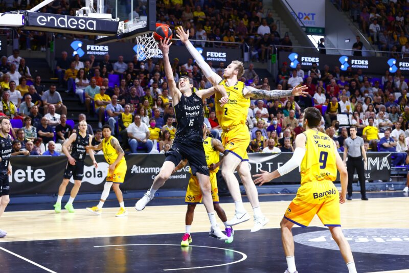 81-77. El derbi más igualado acaba con victoria del Tenerife