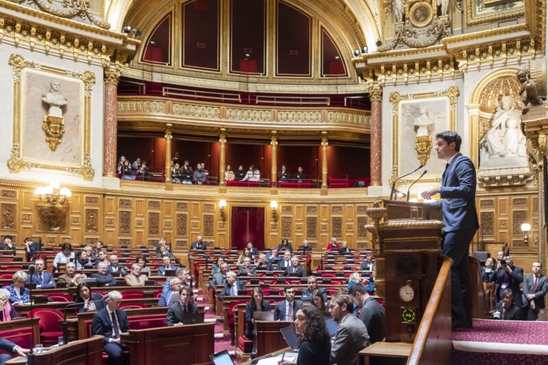 El Senado francés da luz verde al polémico proyecto de reforma de pensiones de Macron