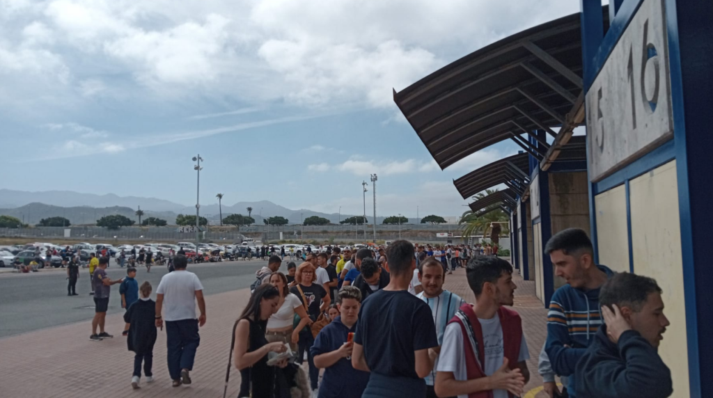 Cola para lograr entradas para el derbi canario