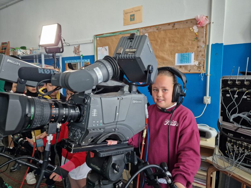 Una alumna sostiene una cámara durante la campaña «Somos Naturaleza» de la Tele Rodante