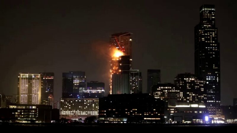 Un incendio en un rascacielos amenaza varios edificios del centro de Hong Kong