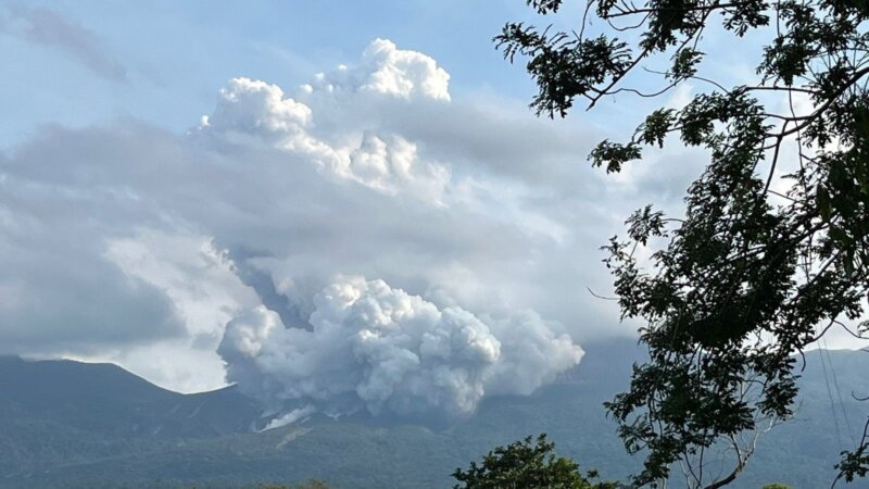 El volcán Rincón de la Vieja, en Costa Rica, entra en erupción