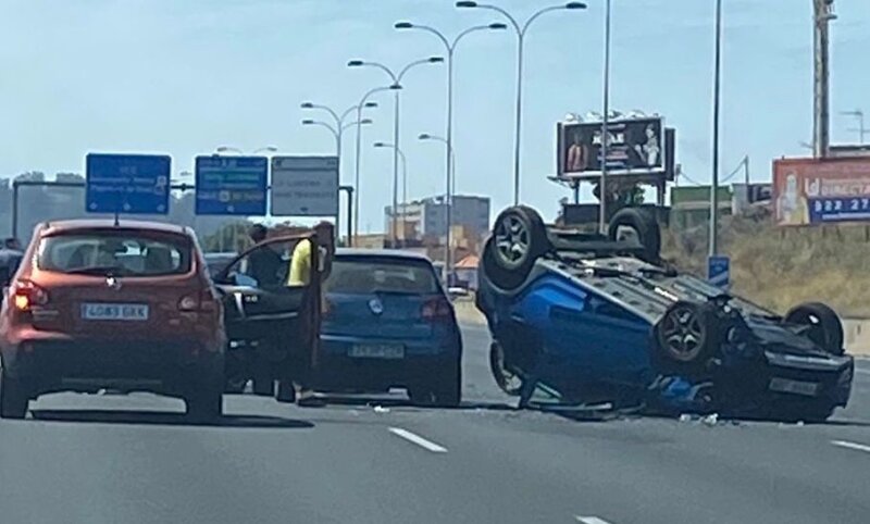 Un accidente entre tres vehículos provoca largas retenciones en la TF-5