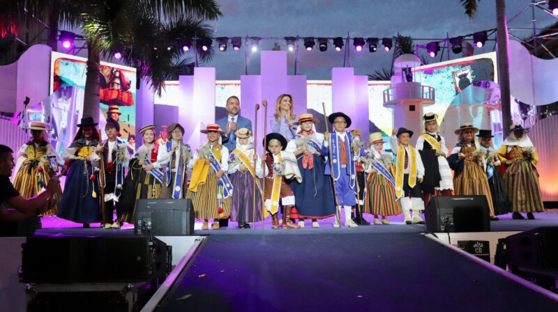 Lía González García y Aarón Rodríguez Ramos Maga y Mago Infantil de las Fiestas de Mayo