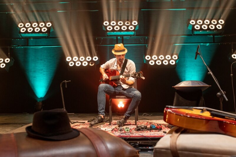 El guitarrista grancanario Yol Ballesteros fusiona música tradicional y vanguardia en este espectáculo que se podrá ver este sábado en TVC