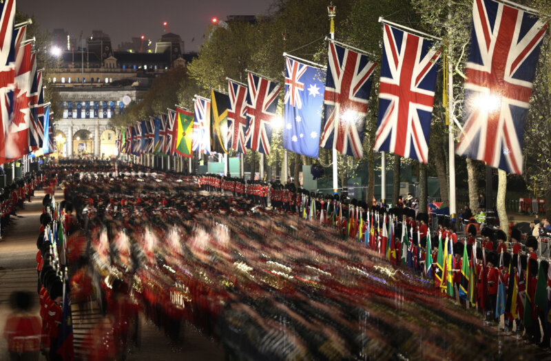 Los miembros del ejército participan en un ensayo general durante la noche de la Ceremonia de Coronación del Rey Carlos y Camila de Gran Bretaña, Reina Consorte en Londres, Gran Bretaña, el 3 de mayo de 2023. REUTERS/Henry Nicholls