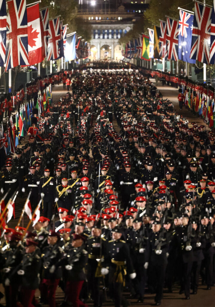 El recorrido que seguirá Carlos III y Camilla pasará, entre otros puntos, por la avenida The Mall, que une el palacio con la plaza de Trafalgar. También pasarán por Whitehall, sede de los principales ministerios británicos. Llegarán a la Abadía de Westminster. Una vez realizado el acto de coronación volverán por el mismo camino. Londres, Gran Bretaña, 3 de Mayo de 2023. Reuters / Henri Nicolls 