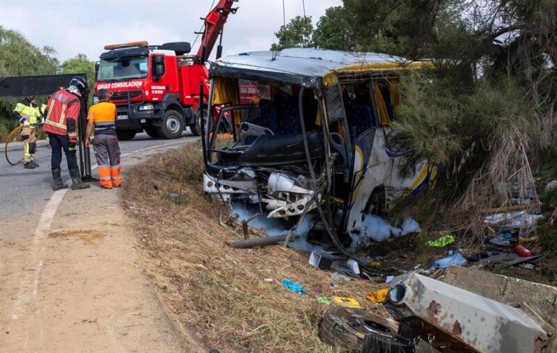 ALMONTE (HUELVA) 01/05/2023.- Una mujer ha fallecido y otras 39 han resultado heridas al volcar una guagua que trasladaba a trabajadoras temporeras marroquíes en el kilómetro 16 de la carretera A-484, en el término municipal de Almonte (Huelva). EFE/Julián Pérez