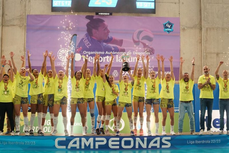 LA LAGUNA (TENERIFE), 01/05/2023.- El Club de Voleibol Hidramar Gran Canaria se ha proclamado ganador de la copa Iberdrola tras vencer al Tenerife Libby's La Laguna en el cuarto partido de play offs de la final de la copa Iberdrola de Voleibol, disputado este lunes en el pabellón Pablos Abril de La Laguna (Tenerife) EFE/Ramón de la Rocha