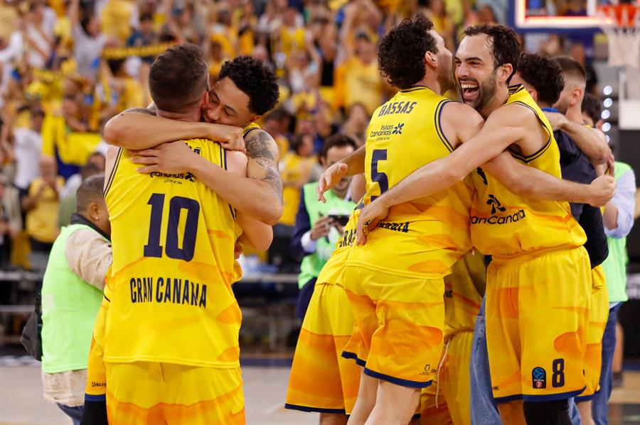 LAS PALMAS DE GRAN CANARIA, 03/05/2023.- Los jugadores del Gran Canaria celebran que el equipo se ha proclamado este miércoles campeón de la Eurocopa de baloncesto por primera vez en su historia en una final épica y agónica frente al Turk Telekom de Ankara, que apretó hasta el final en el Arena, pero que terminó capitulando ante la solidez de su rival en los momentos claves de una noche mágica para el club claretiano (71-67). EFE/ Elvira Urquijo A.