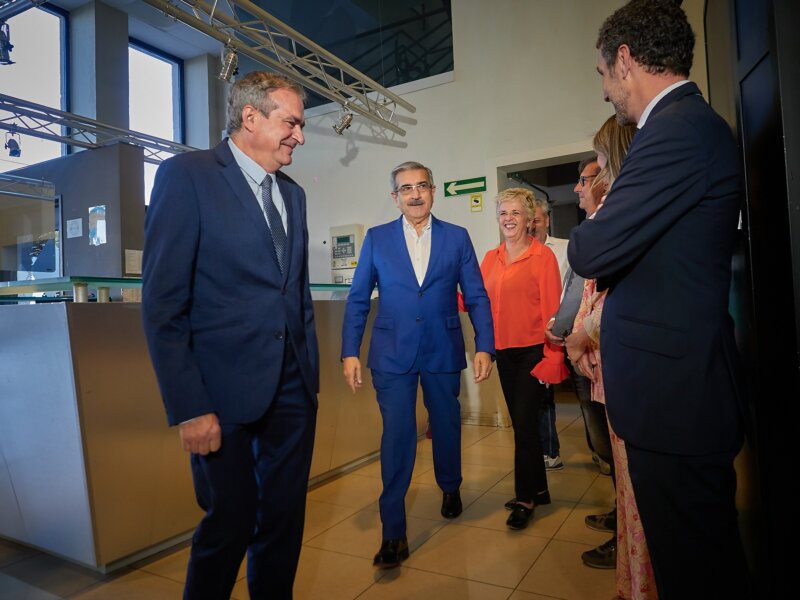 Llegada del candidato a la Presidencia de Canarias, Román Rodríguez (NC-BC)