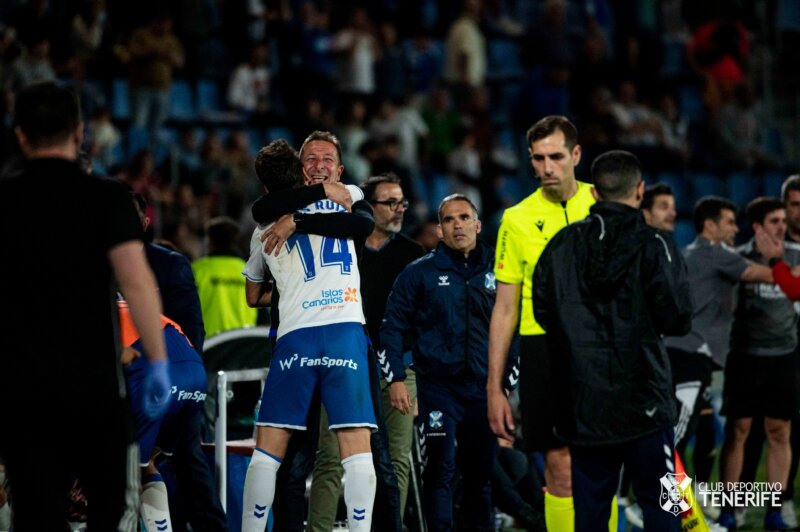 El Tenerife despide victorioso a Ramis y Carlos Ruiz (2-1)