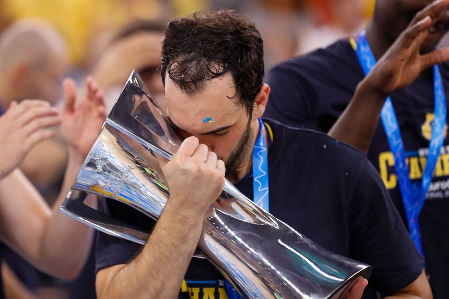 LAS PALMAS DE GRAN CANARIA, 03/05/2023.- El jugador del Gran Canaria Vitor Benite celebra que el equipo se ha proclamado este miércoles campeón de la Eurocopa de baloncesto por primera vez en su historia en una final épica y agónica frente al Turk Telekom de Ankara, que apretó hasta el final en el Arena, pero que terminó capitulando ante la solidez de su rival en los momentos claves de una noche mágica para el club claretiano (71-67). EFE/ Elvira Urquijo A.