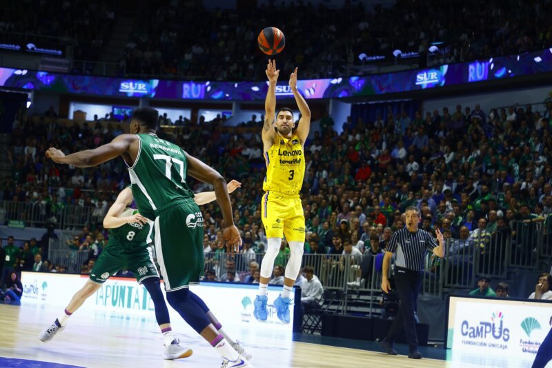 75-71. Unicaja gana al Tenerife, que sigue cuarto por la diferencia particular de puntos