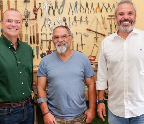 Visita del candidato del PSOE a la alcaldía de Las Palmas de Gran Canaria, Augusto Hidalgo, al taller del cuchillero Francisco Torres