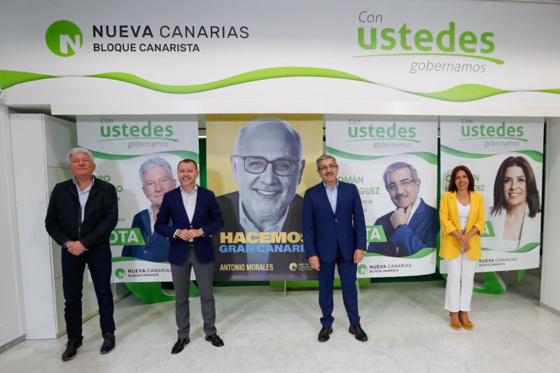  LAS PALMAS DE GRAN CANARIA, 11/05/2023.- El candidato de NC a presidente de Canarias, Román Rodríguez (2d), y los candidatos a los Ayuntamientos del Las Palmas de Gran Canaria, Pedro Quevedo (i); Gáldar, Teo Sosa (2i), y Telde, María del Carmen Hernández (d), realizaron este jueves una pegada simbólica de carteles con motivo del inicio de la campaña electoral. EFE/ Elvira Urquijo A.