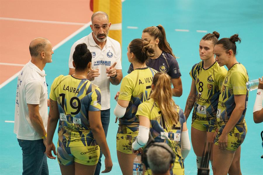 LA LAGUNA (TENERIFE), 01/05/2023.- El entrenador del Hidramar Gran Canaria, Marcos Dreyer, durante el cuarto partido de play offs de la final de la copa Iberdrola de Voleibol contra el Tenerife Libby´s La Laguna disputado este lunes en el pabellón Pablos Abril de La Laguna (Tenerife) EFE/Ramón de la Rocha