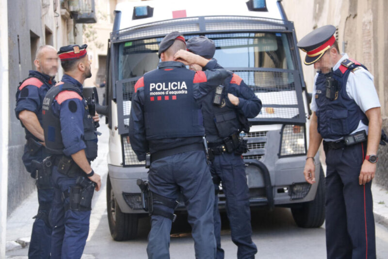 Los submarinistas recuperaron el cuerpo, que se encontraba en el agua pero fuera del coche sumergido