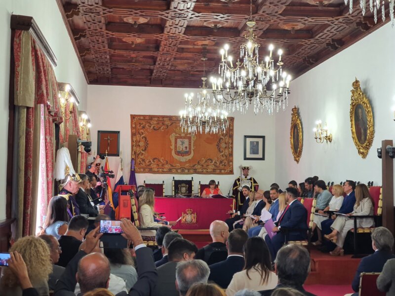 Situación en el interior del pleno del Ayuntamiento de La Laguna, minutos antes de comenzar su constitución