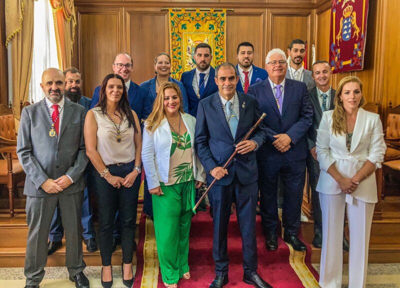 Carlos Brito con el bastón de mando, en el centro, con el grupo de gobierno de Valverde