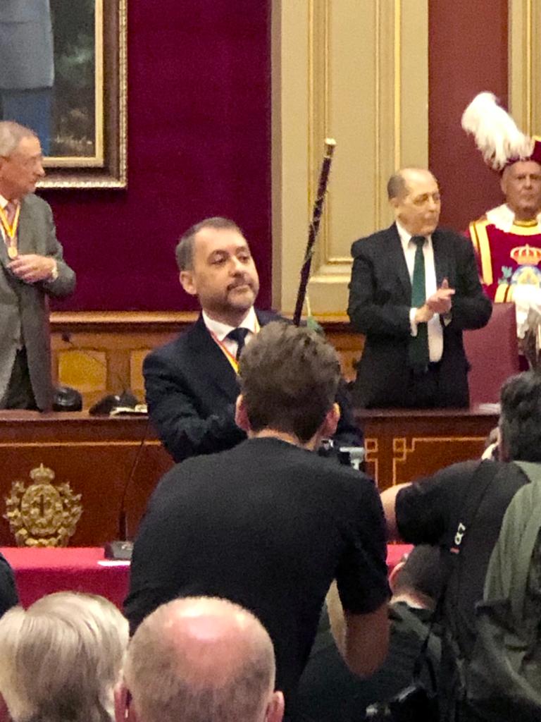 José Manuel Bermúdez con el bastón de mando del ayuntamiento de Santa Cruz de Tenerife