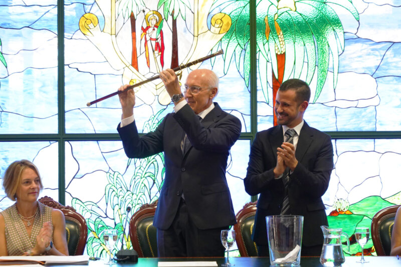 Juan Acosta, alcalde de Santa Úrsula, con el bastón de mando / Ayuntamiento de Santa Úrsula