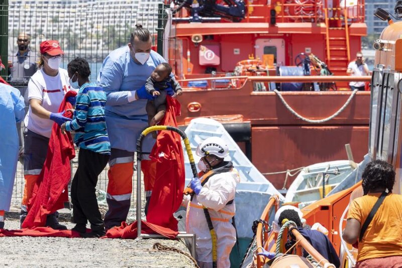 ARGUINEGUÍN (GRAN CANARIA) (ESPAÑA), 22/06/2023.- La Salvamar Macondo ha socorrido y trasladado al puerto de Arguineguín este jueves a 59 personas de origen subsahariano localizadas por un mercante en ruta cuando trataban de llegar a Gran Canaria en una lancha neumática. EFE/Quique Curbelo