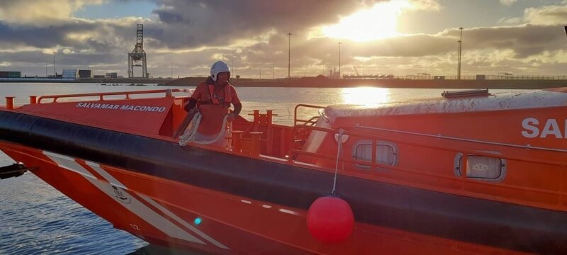 Rescatan una embarcación con 42 personas cerca de El Hierro