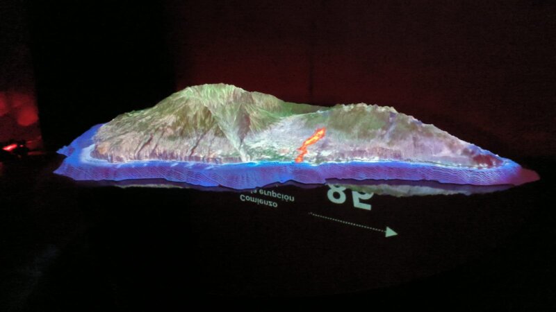 Un paseo por el interior de un tubo volcánico o ponerse en la piel de los científicos e imaginar las experiencias vividas con la erupción de La Palma es el objetivo de esta exposición