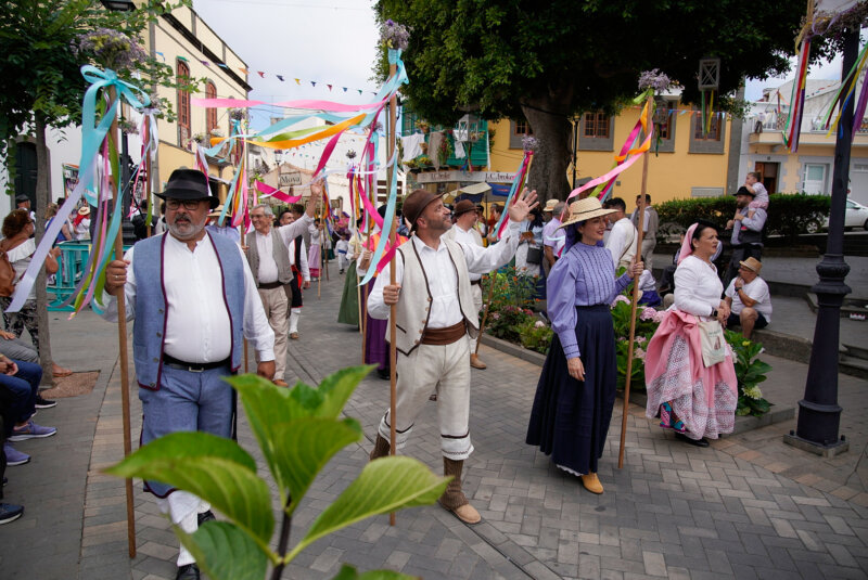 Miles de personas llenan las calles de Moya en su Romería